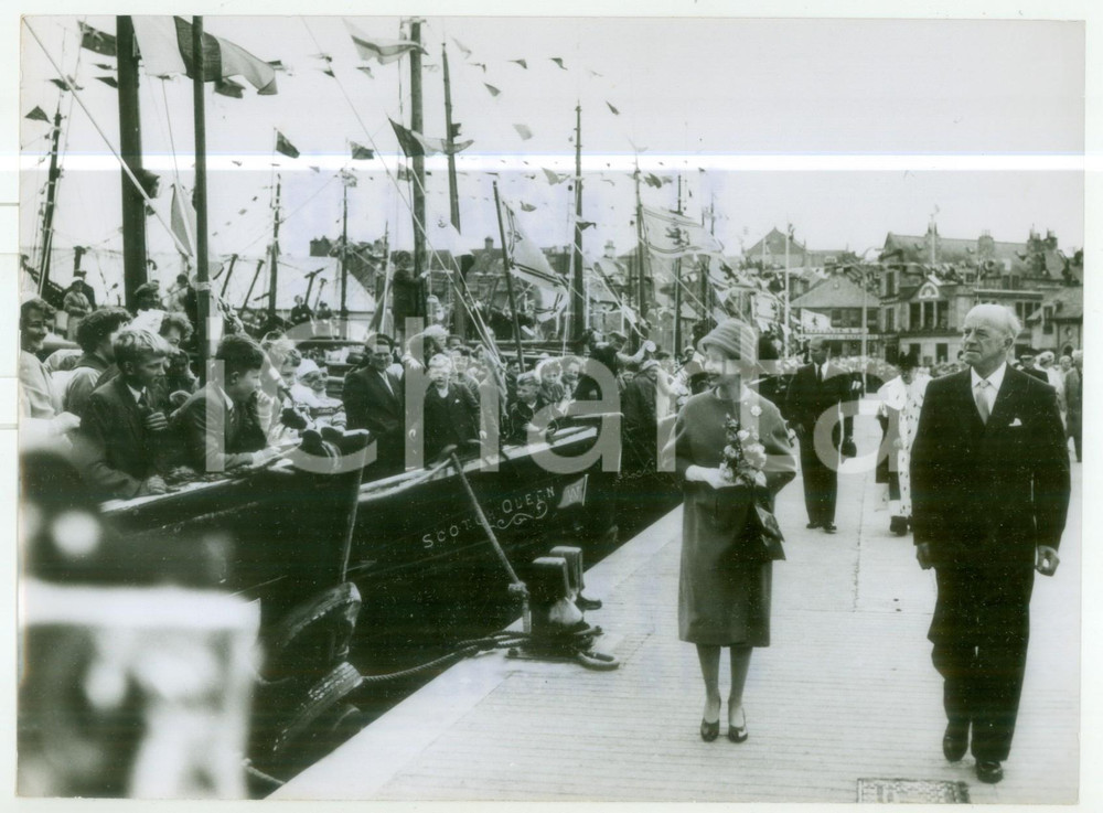1960 LERWICK HARBOUR - Queen ELIZABETH II inspecting fishing boats *Photo 20x15