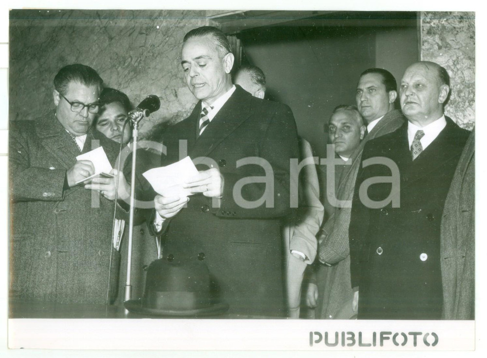 1955 ROMA Gaetano MARTINO in partenza per KARACHI durante conferenza stampa 