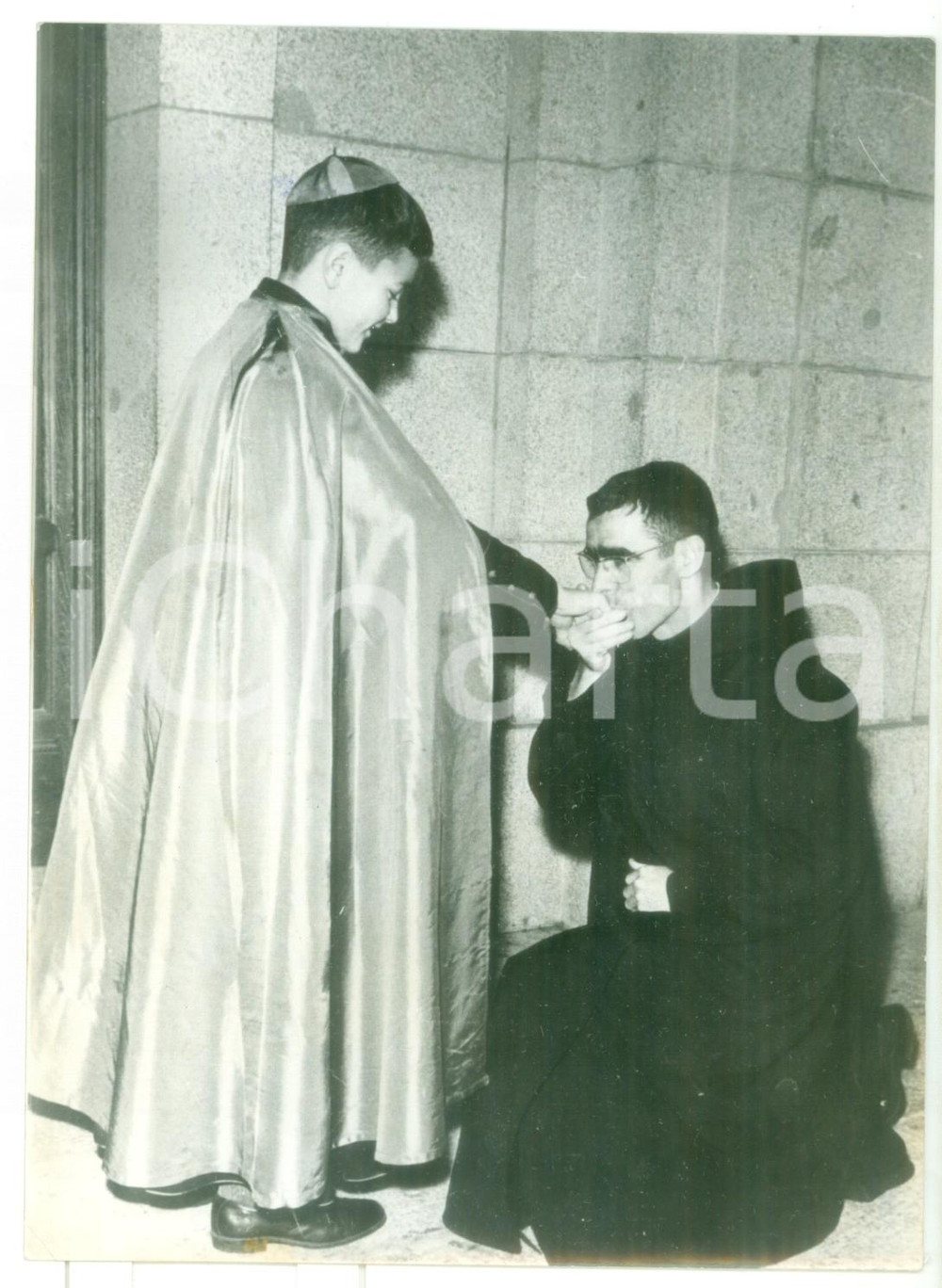 Fotografia d epoca originale 1963 SANTA CRUZ Il giovane Francesco GIMENEZ riceve baciamano Foto 13x18 1