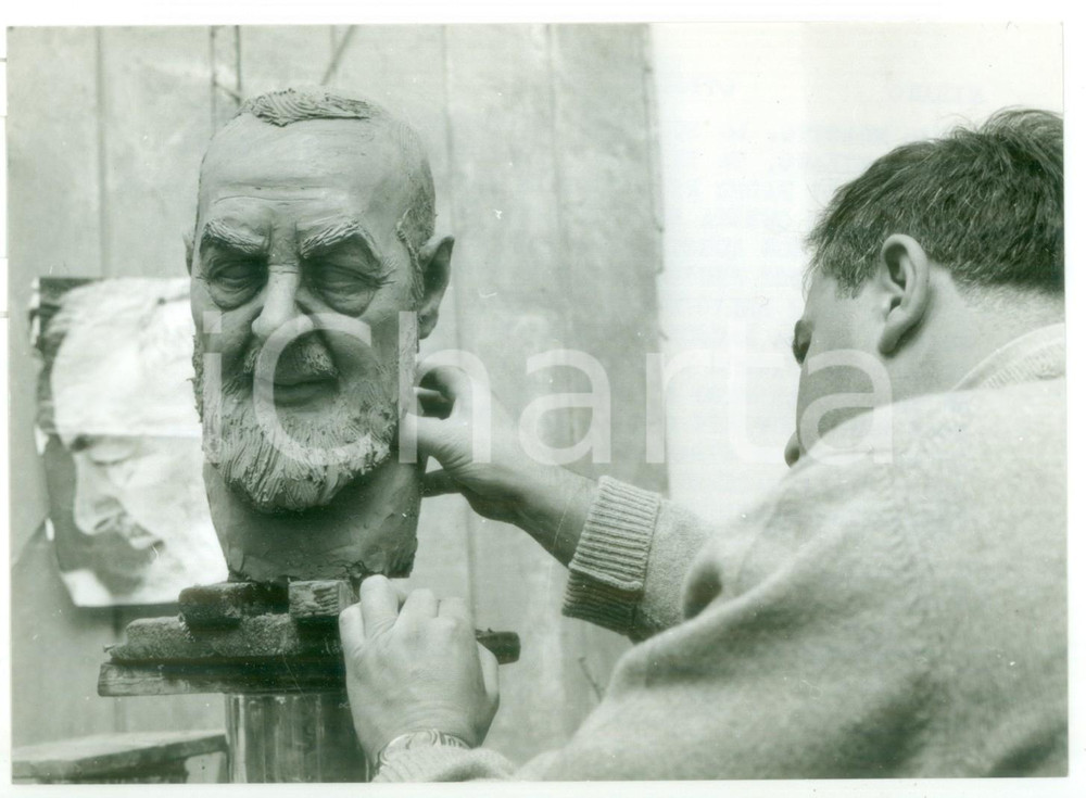 1968 MILANO Mario MORETTO modella scultura del volto di PADRE PIO *Foto 18x13