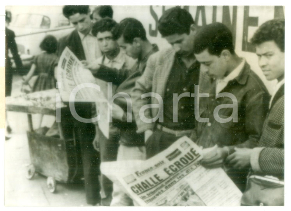 1961 ALGERI Cittadini increduli alla notizia dell'arresto di Maurice CHALLE 