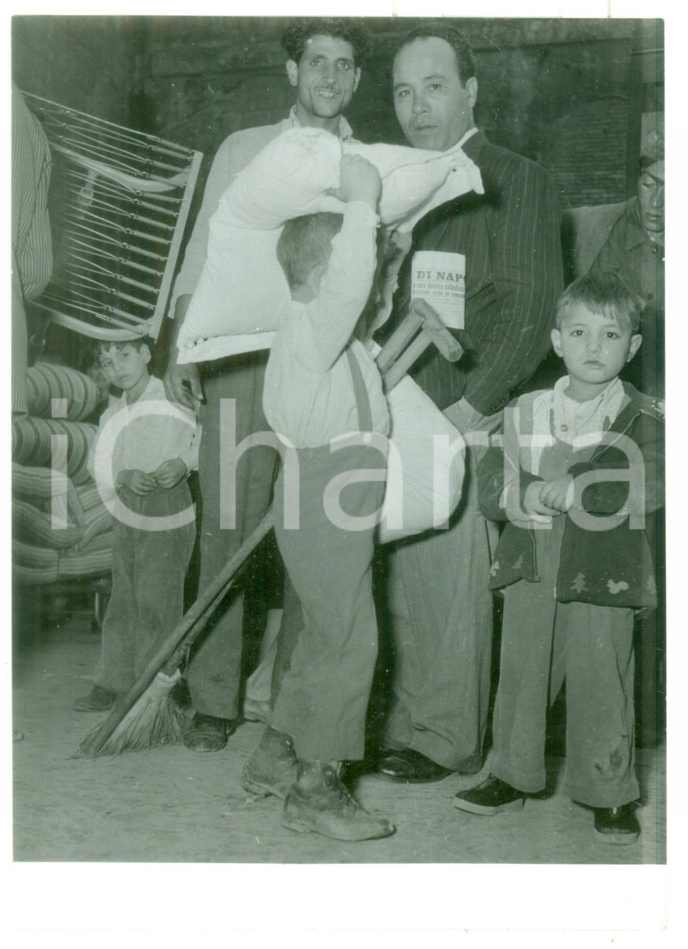 1953 NAPOLI Famiglia sfrattata dalle grotte di GRANILI *Foto 13x18 cm