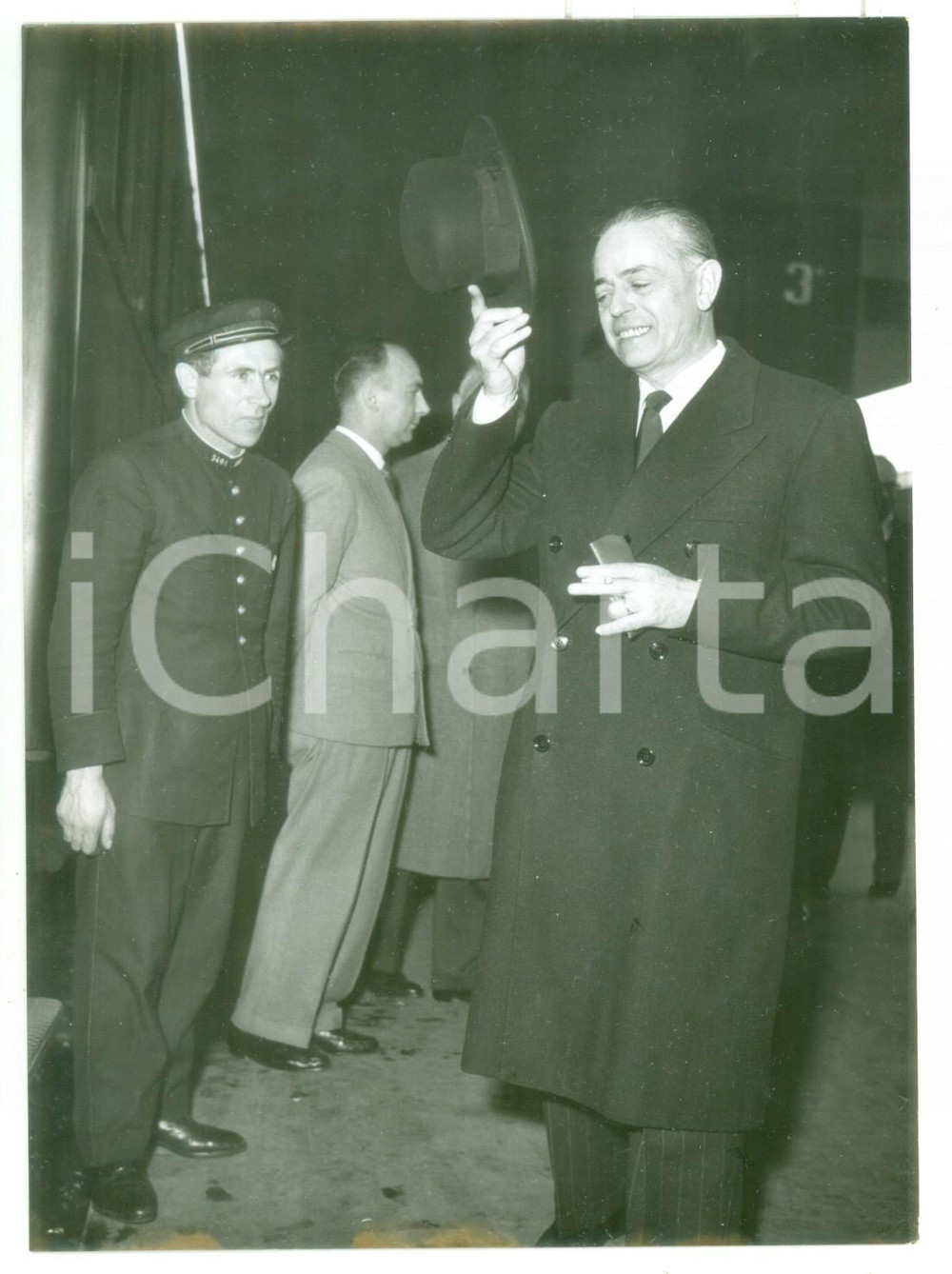 1956 ROMA Stazione Termini - Gaetano MARTINO in partenza per Strasburgo *Foto