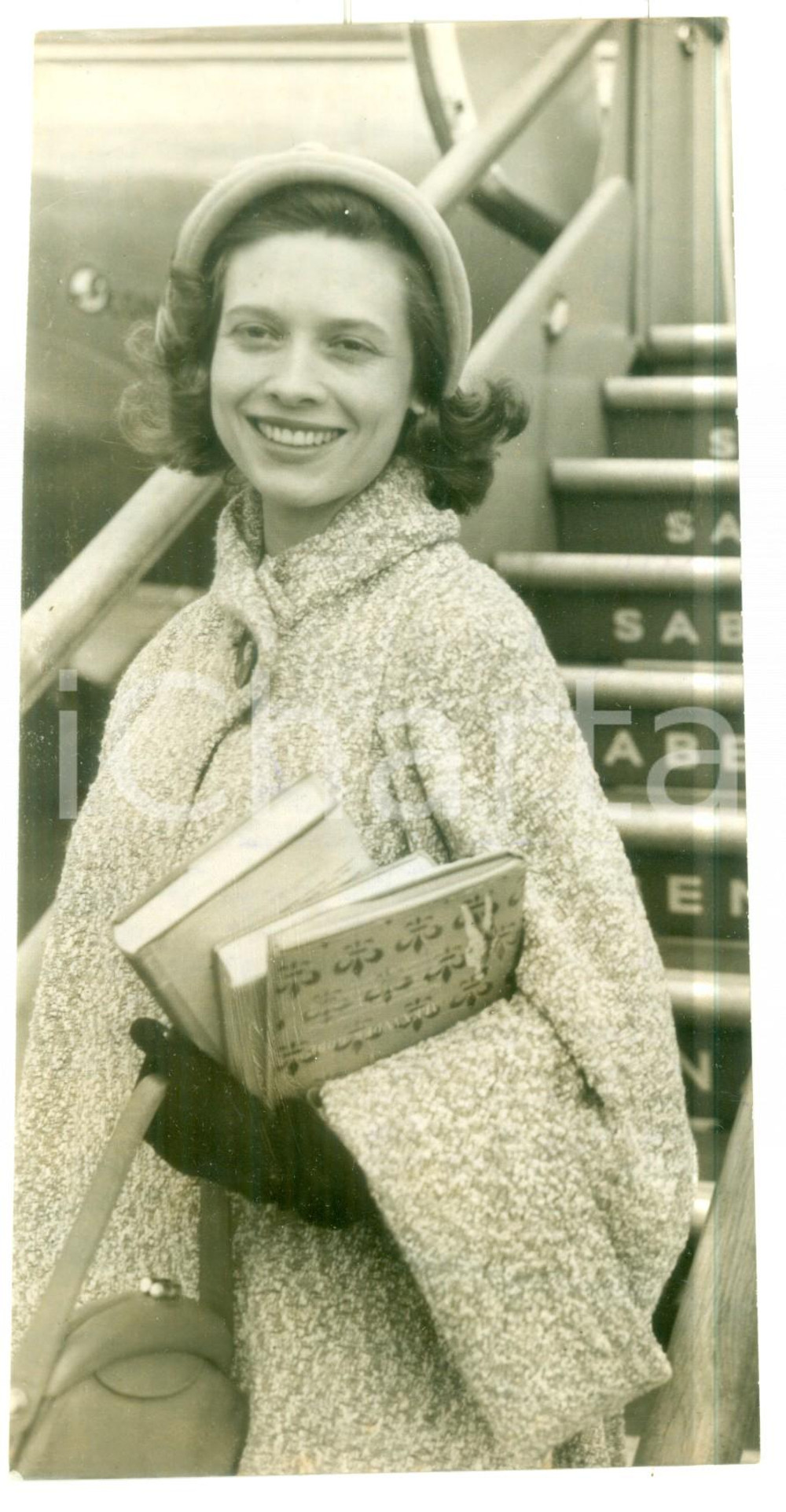 1953 LONDON Airport - Cathy O'DONNELL after her arrival with flight SABENA 