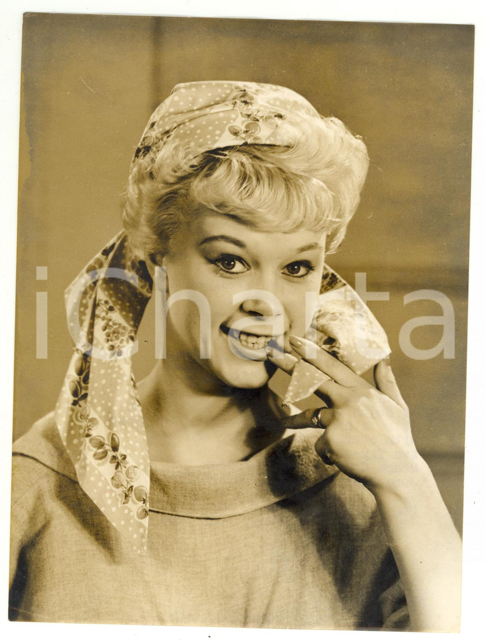 1955 USA Zoe NEWTON posing with a bandeau hat by Madge CHARD *Photo