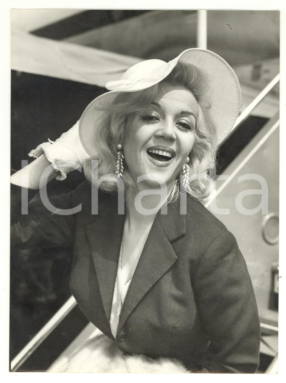 1957 LONDON Airport - Portrait of Rosalina NERI after her arrival *Photo