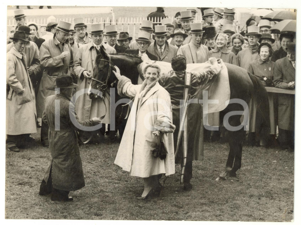 1956 EPSOM DERBY Suzy VOLTERRA caressing her filly SICARELLE after the victory