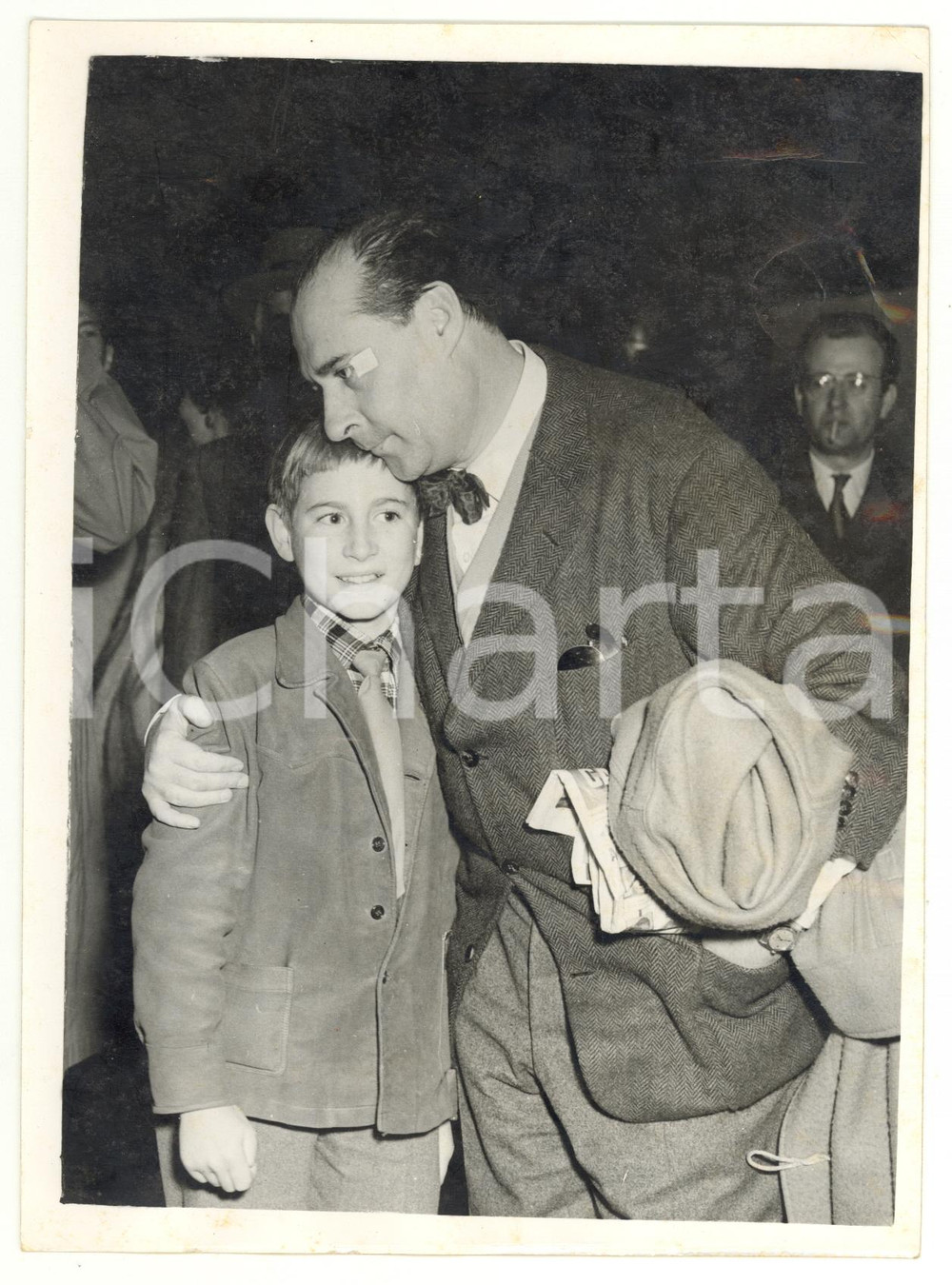 1954 LONDON Film director Roberto ROSSELLINI greeting his son Renzo *Photo