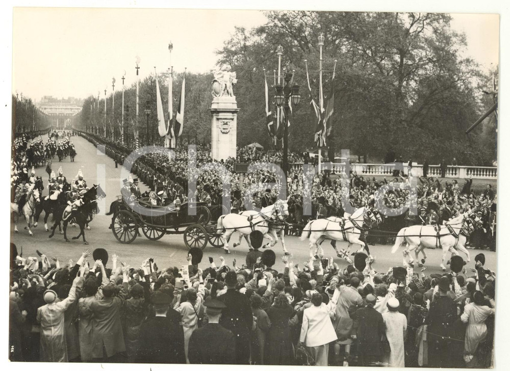1954 LONDON - ELIZABETH II in the Royal Carriage arrives at BUCKINGHAM PALACE