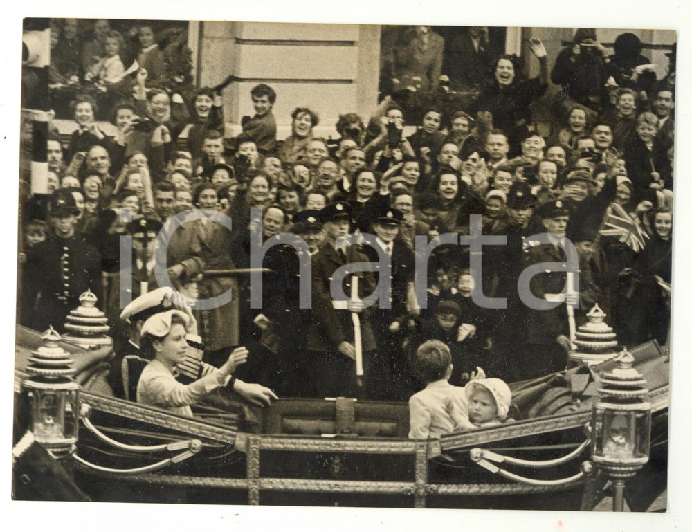 1954 LONDON - ELIZABETH II with Charles and Anne greets the crowd *Photo
