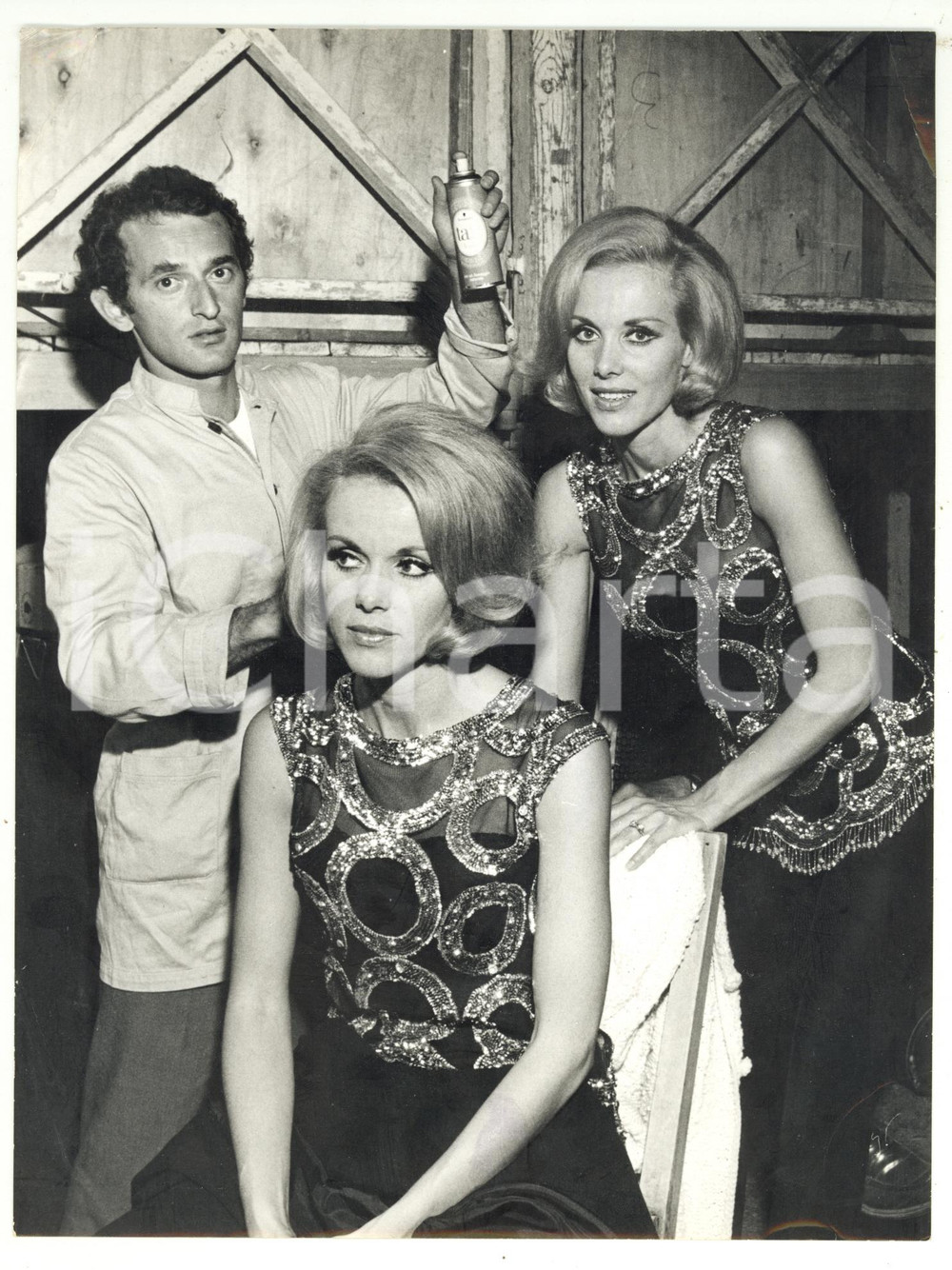 1969 CANTAGIRO Ultimi ritocchi con lacca TAFT per le gemelle KESSLER *Foto 18x24