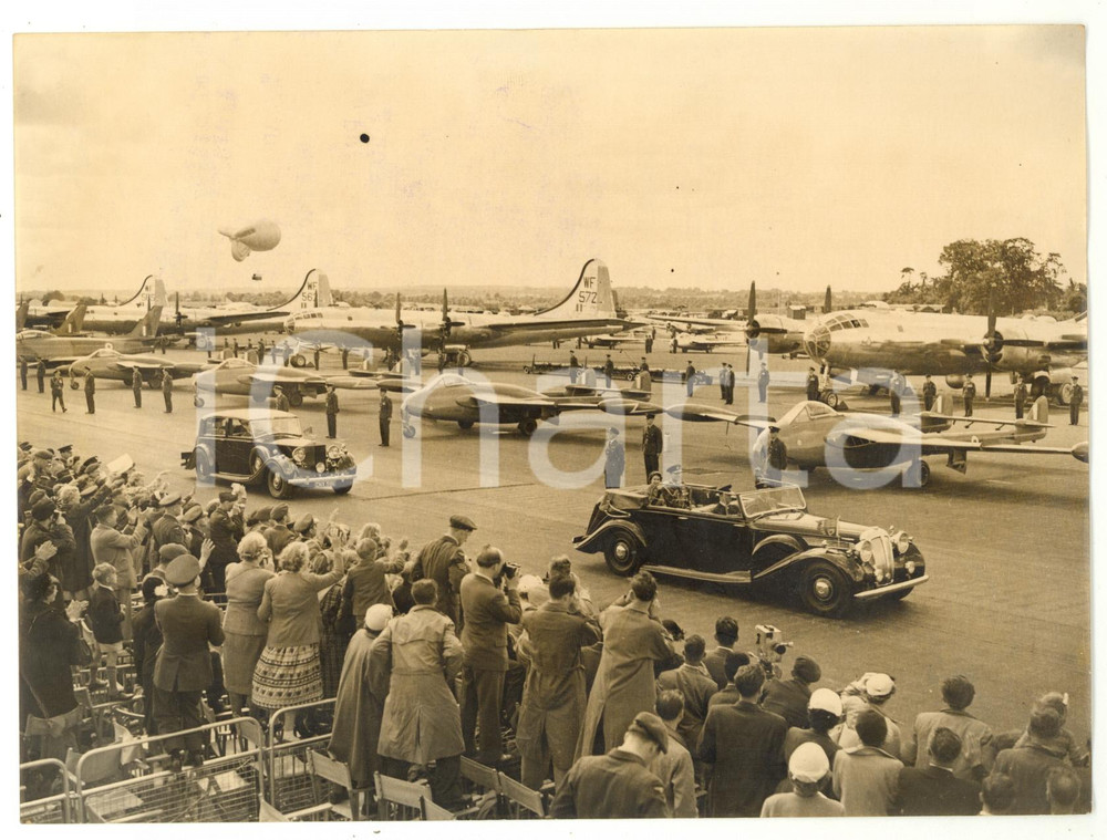 1953 ODHIAM Royal Air Force - ELIZABETH II pasts a line of VENOM JET *Photo