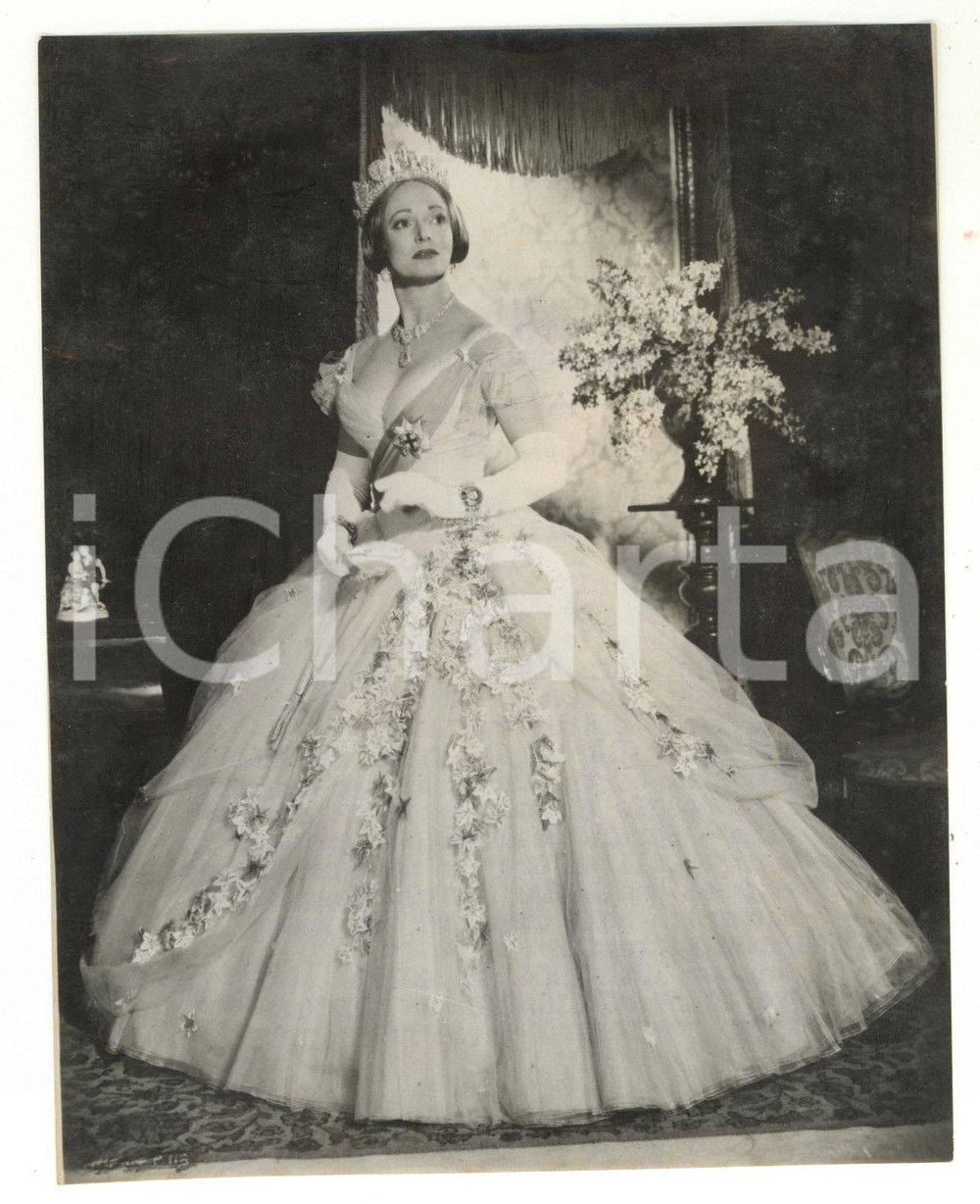 1954 CINEMA Anna NEAGLE is Queen Victoria on the film set "Lilacs in the Spring"