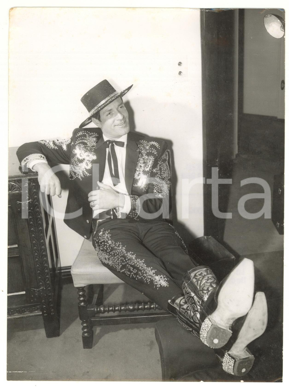 1958 LONDON Hugh O'BRIAN on the film set of "The Life and Legend of Wyatt Earp"