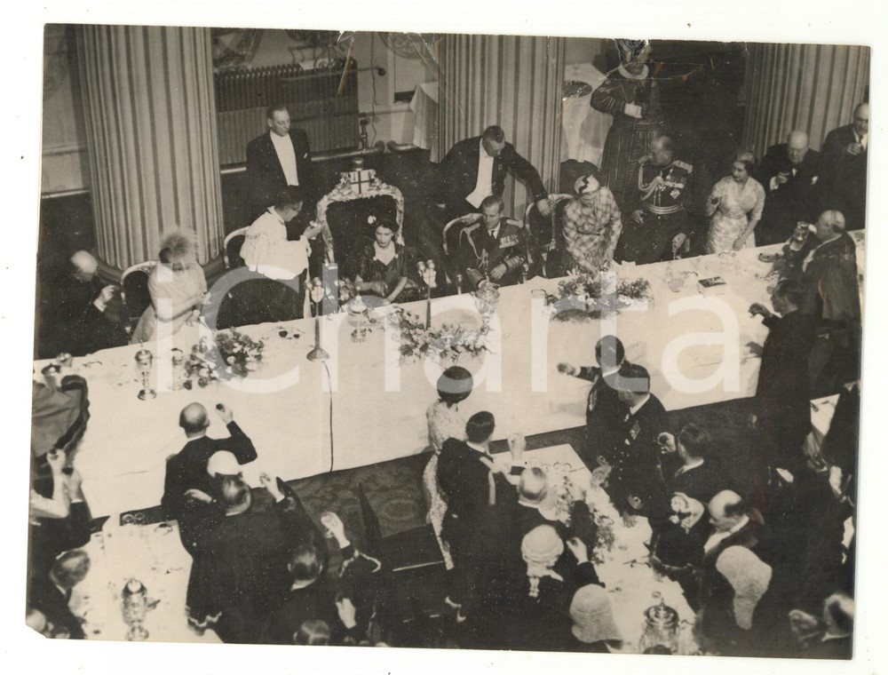 1954 LONDON - ELIZABETH II attending the luncheon given by Lord Mayor *Photo