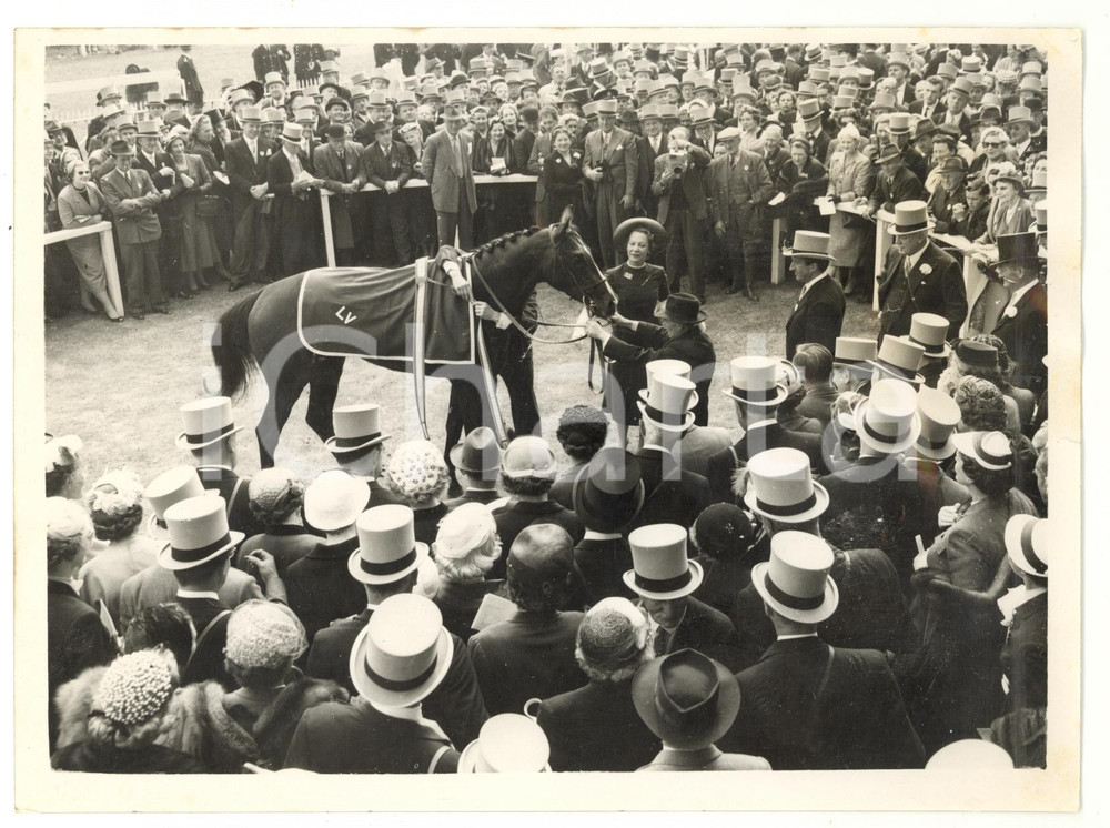 1955 EPSOM DERBY - Suzy VOLTERRA holding the reins of PHIL DRAKE *Photo 20x15