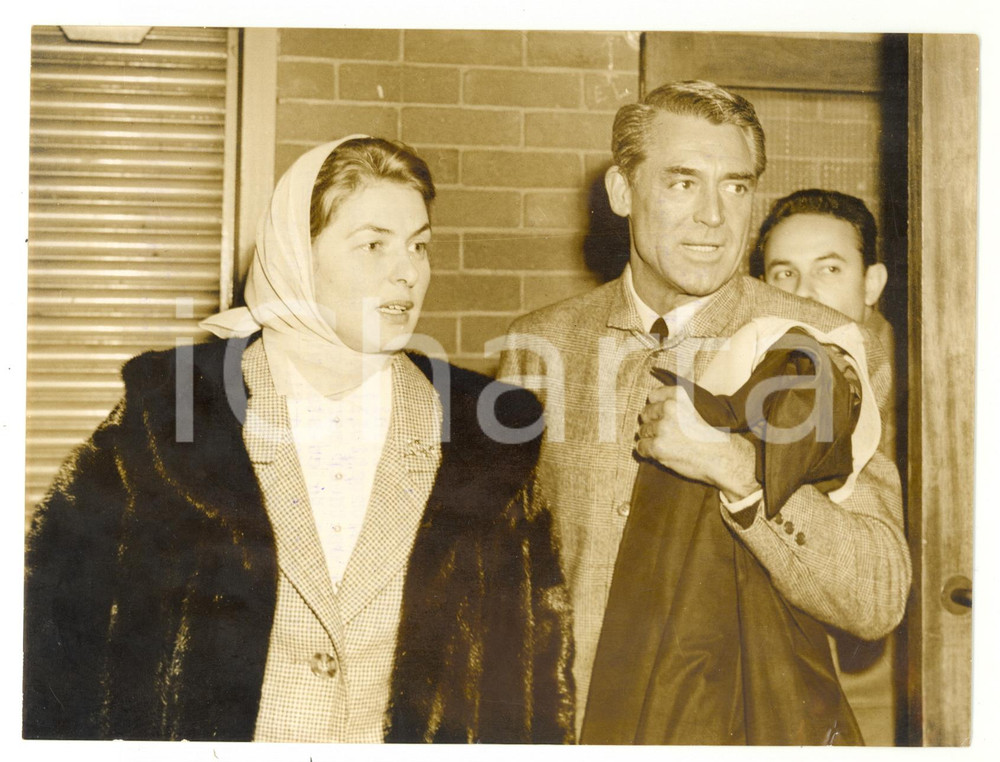 1957 LONDON Ingrid BERGMAR with Cary GRANT at the airport *Photo 20x15