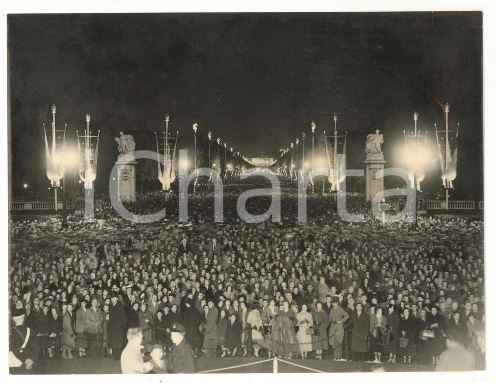 1954 LONDON Crowd welcoming ELIZABETH II under BUCKINGHAM PALACE balcony *Photo