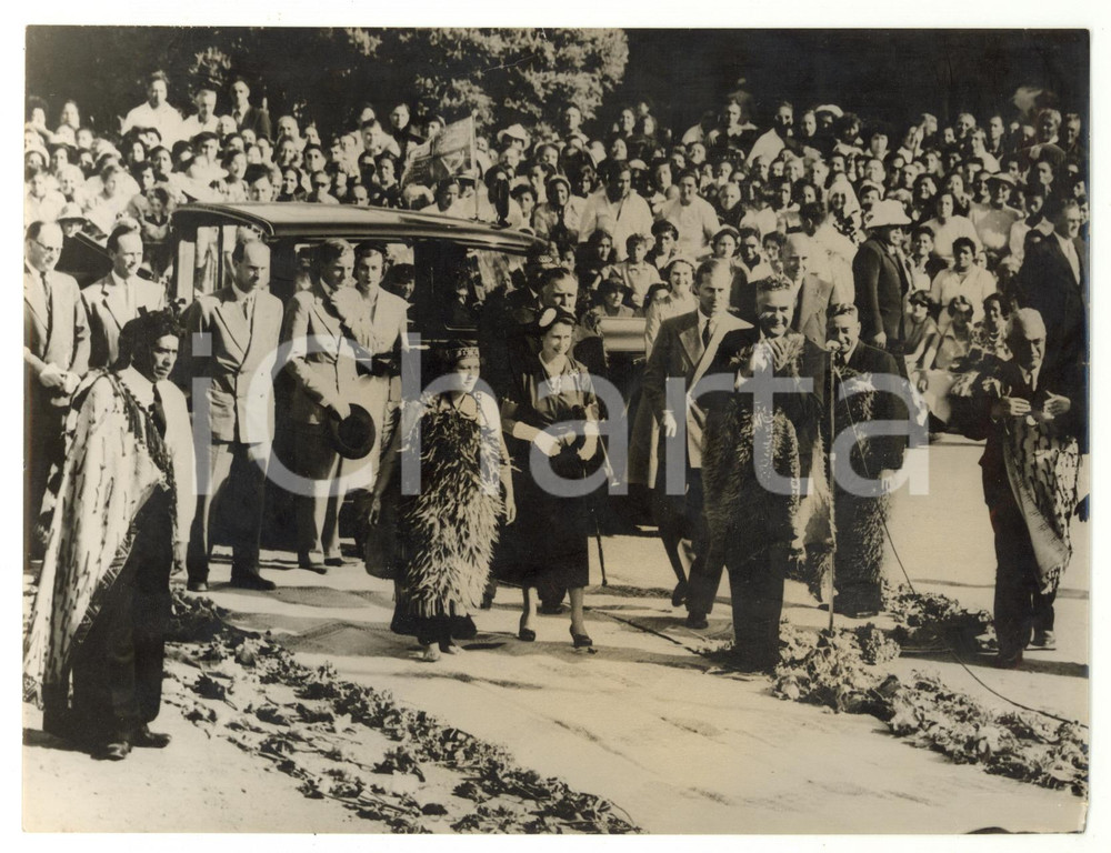 1954 NGARUAWAHIA - ELIZABETH II escorted by Maori Princess Piki MAHUTA *Photo