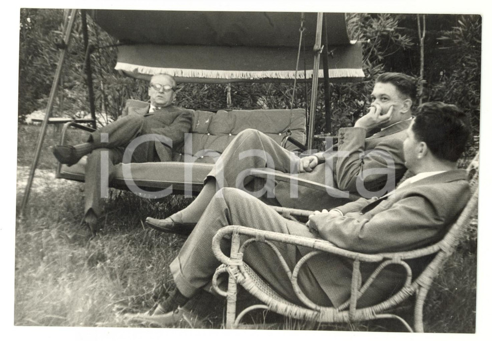 1955 ca AREA DI FIRENZE Giovanni GRONCHI conversa in giardino - Foto 18x13