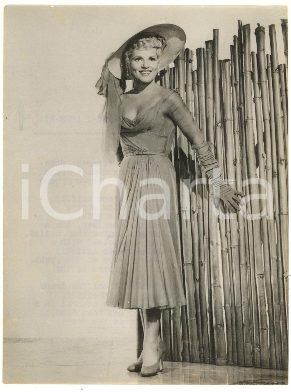 1953 CINEMA Actress Judy HOLLIDAY posing in party dress - Foto 15x20
