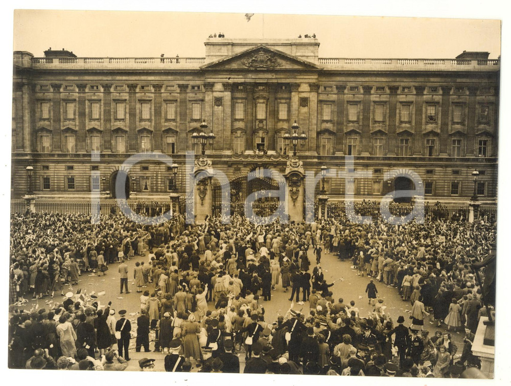 1954 LONDON Buckingham Palace - Royal Family greeting the crowd *Photo 20x15