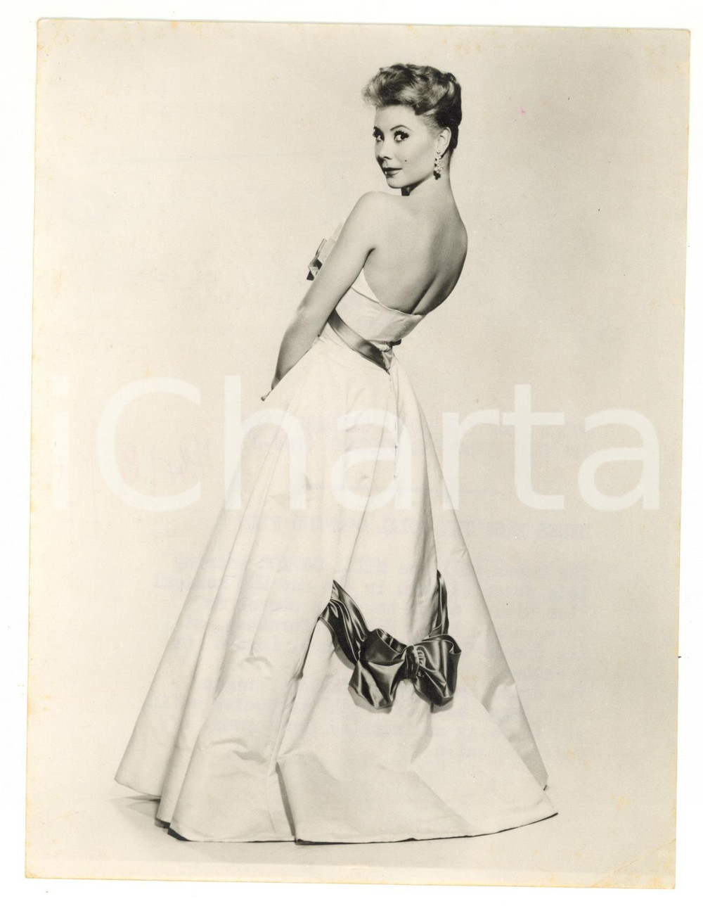 1957 LONDON - CINEMA "Les Girls" - Actress Mitzi GAYNOR in a white dress *Photo
