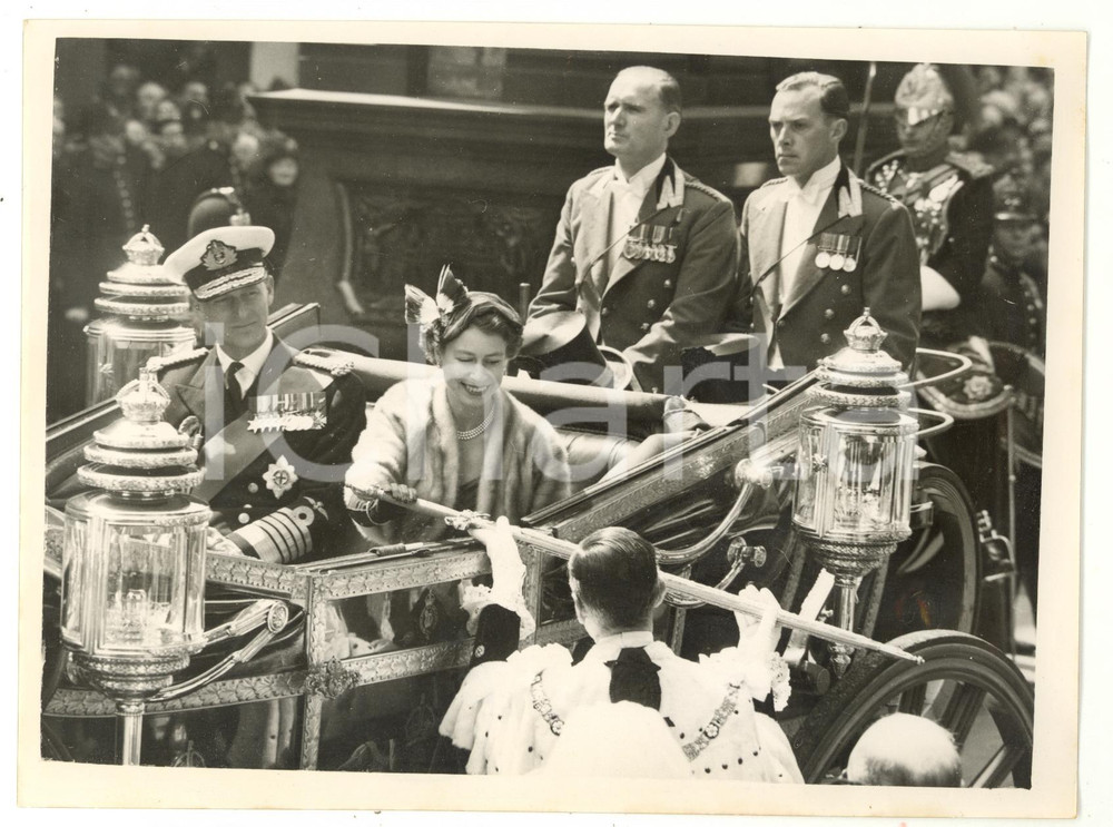 1954 LONDON Sir Noël BOWATER offering the City sword to ELIZABETH II *Photo