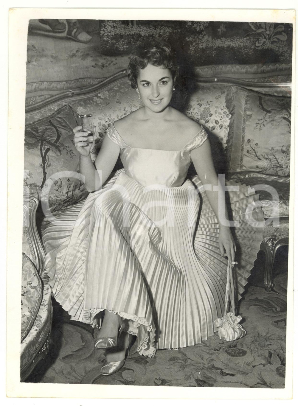 1954 LONDON Italian Film Festival - Actress Irene GENNA drinking on the sofa