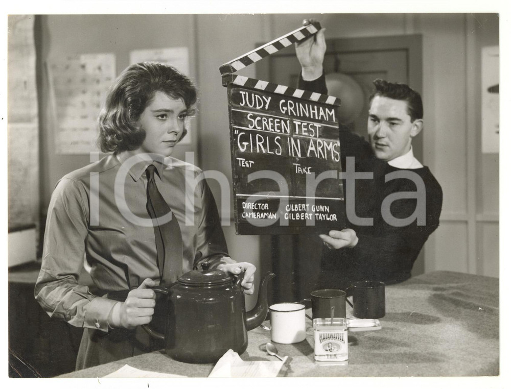 1958 BOREHAMWOOD ELSTREE STUDIOS Girls in arms - Judy GRINHAM during screen test