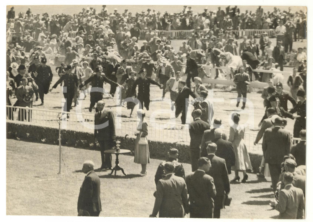 1954 ADDINGTON (NEW ZEALAND) ELIZABETH II watching her fans stopped by Police