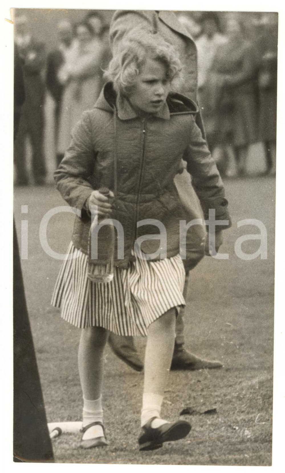 1959 WINDSOR GREAT PARK Child Princess ANNE running with a bottle of water *Photo 