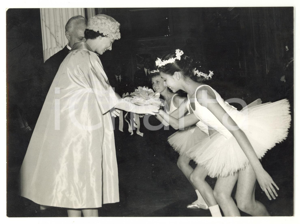 1961 MILANO Teatro alla Scala ELISABETTA II riceve omaggi dalle piccole allieve Fotografia d'epoca con didascalia coeva al verso. CONDIZIONI: G (ma minima mancanza di pellicola all'angolo superiore sinistro) FORMATO: 18x13 cm    originale e autentica 1