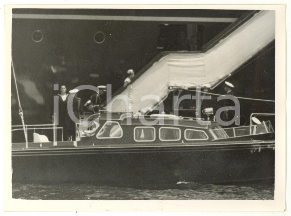 1954 TOBRUK (LIBIA) - ELIZABETH II with Duke of EDINBURGH going aboard BRITANNIA