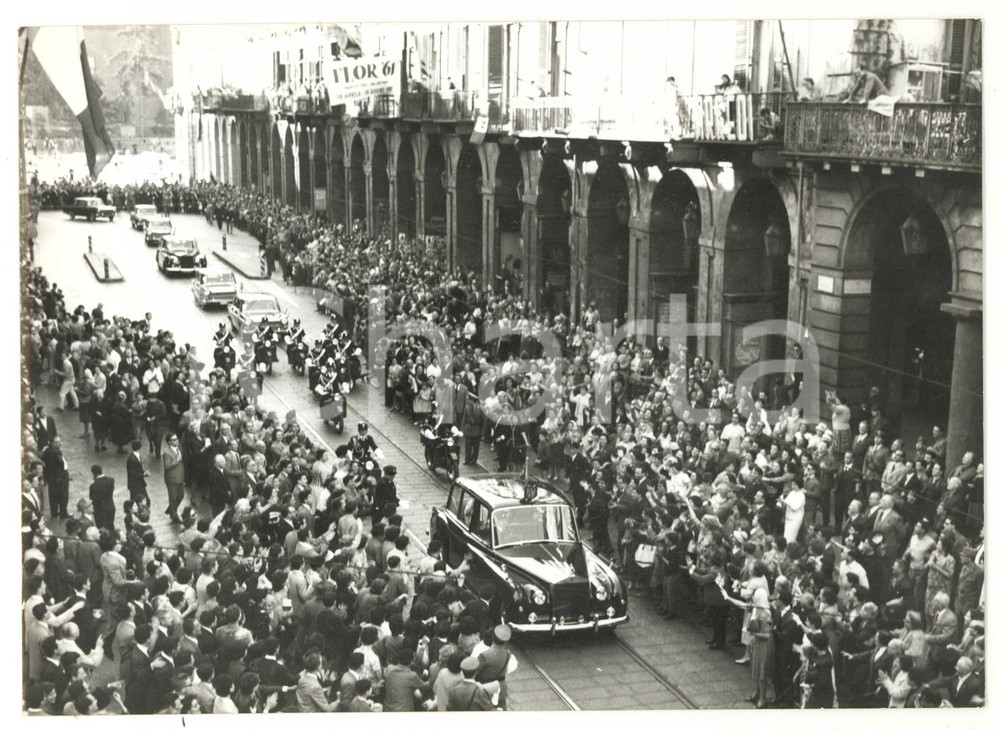 1961 TORINO Via Po - ELISABETTA II e Duca di EDIMBURGO accolti dalla folla 