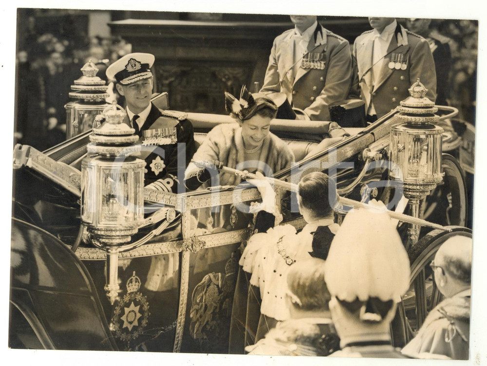 1954 LONDON Sir Noël BOWATER offering the City Sword to ELIZABETH II - Photo