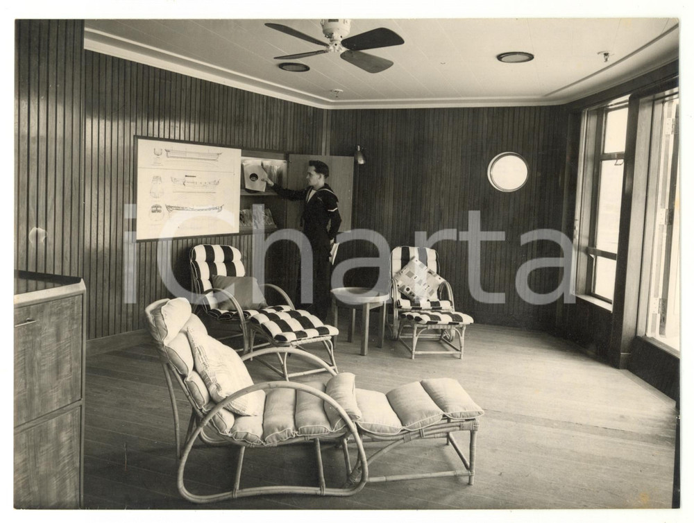 1954 ROYAL YACHT BRITANNIA Seaman Leslie HOWARD on the veranda *Photo 20x15