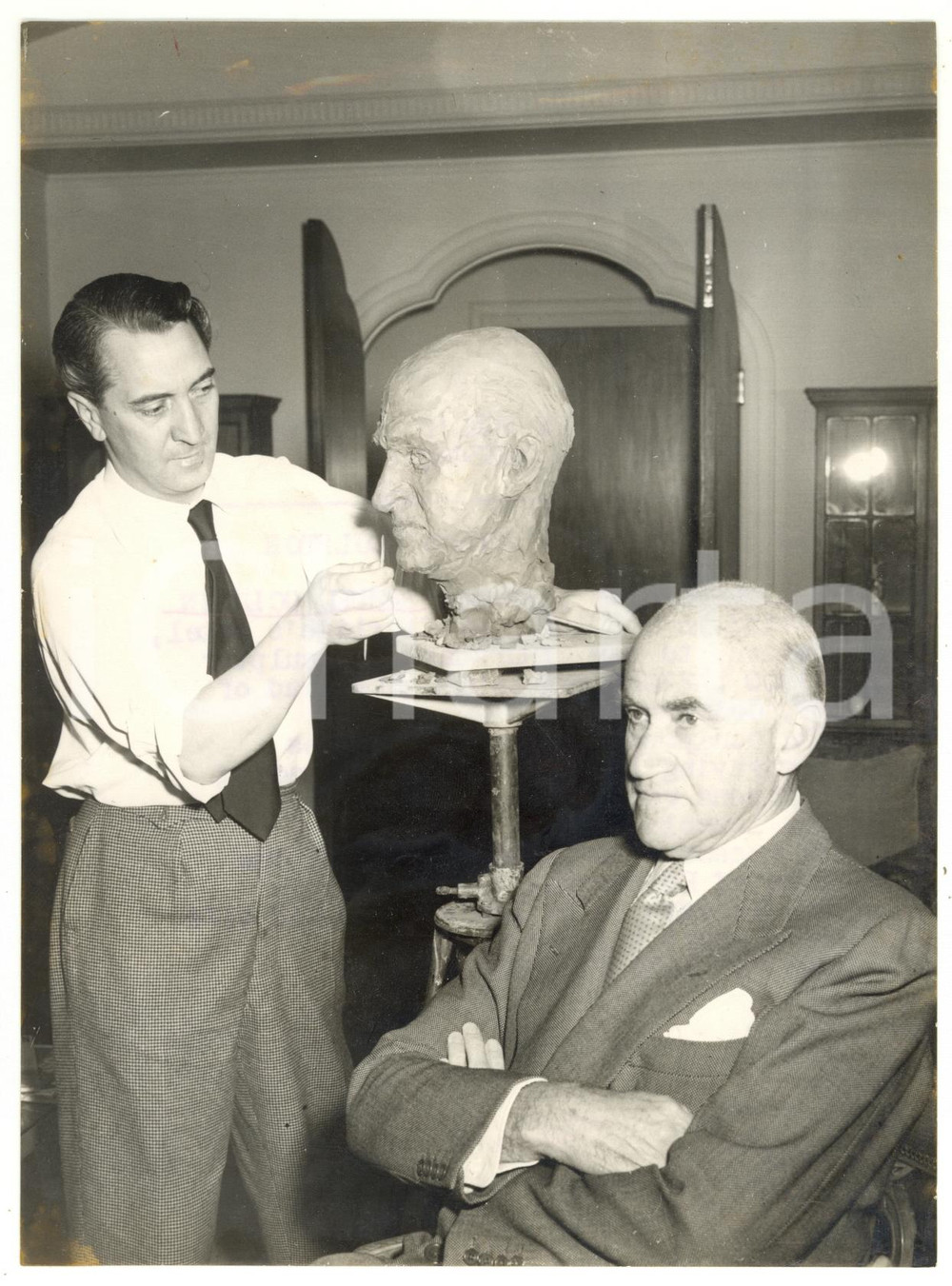 1953 LONDON CLARIDGE'S HOTEL Vasco LAZZOLO completing his head of Samuel GOLDWYN