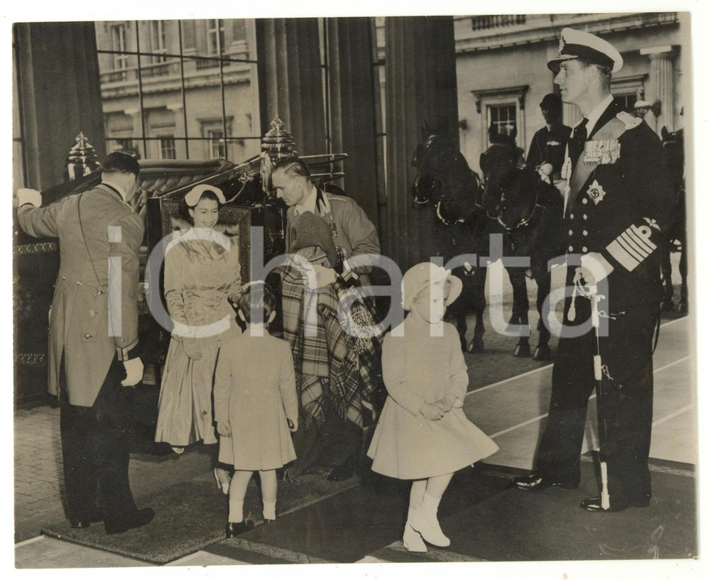 1954 LONDON ELIZABETH II with CHARLES and ANNE getting out of the Royal Coach