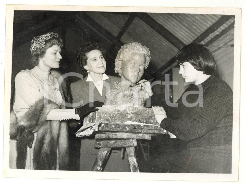 1953 LONDON Anna NEAGLE purchasing the bust of Odette CHURCHILL *Photo