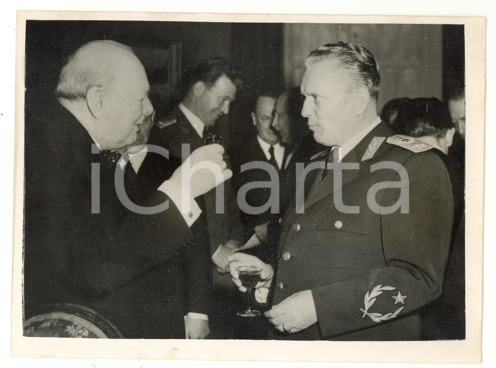 1953 LONDON Winston CHURCHILL raising his glass to Marshal Josip TITO *Photo