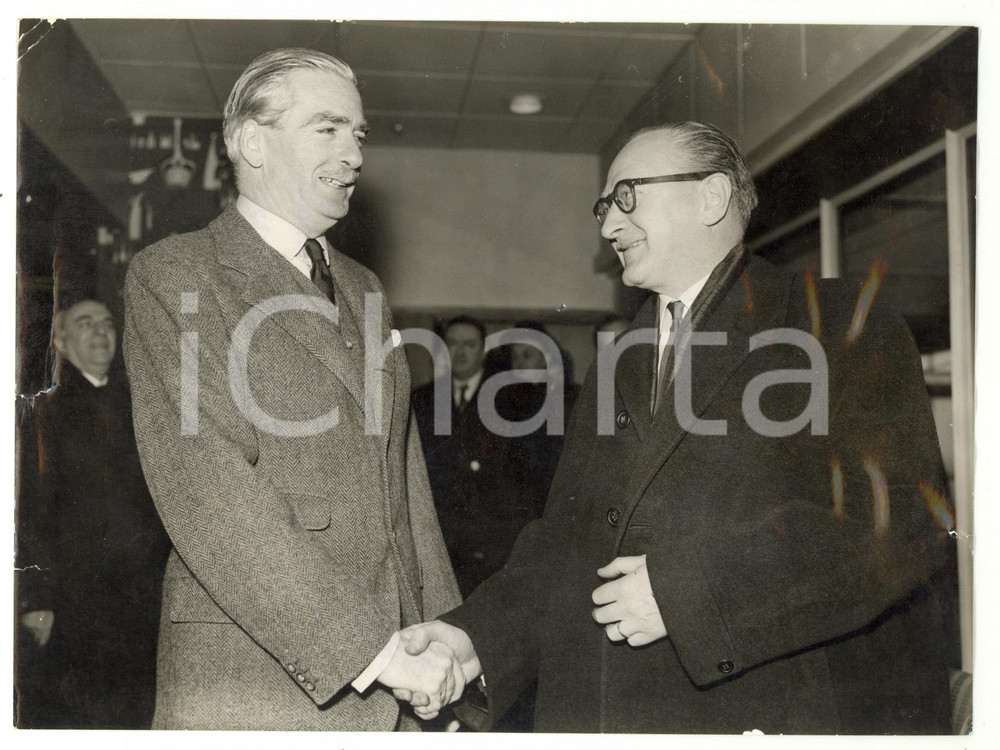 1956 LONDON AIRPORT Guy MOLLET welcomed by Anthony EDEN *Photo 20x15 cm