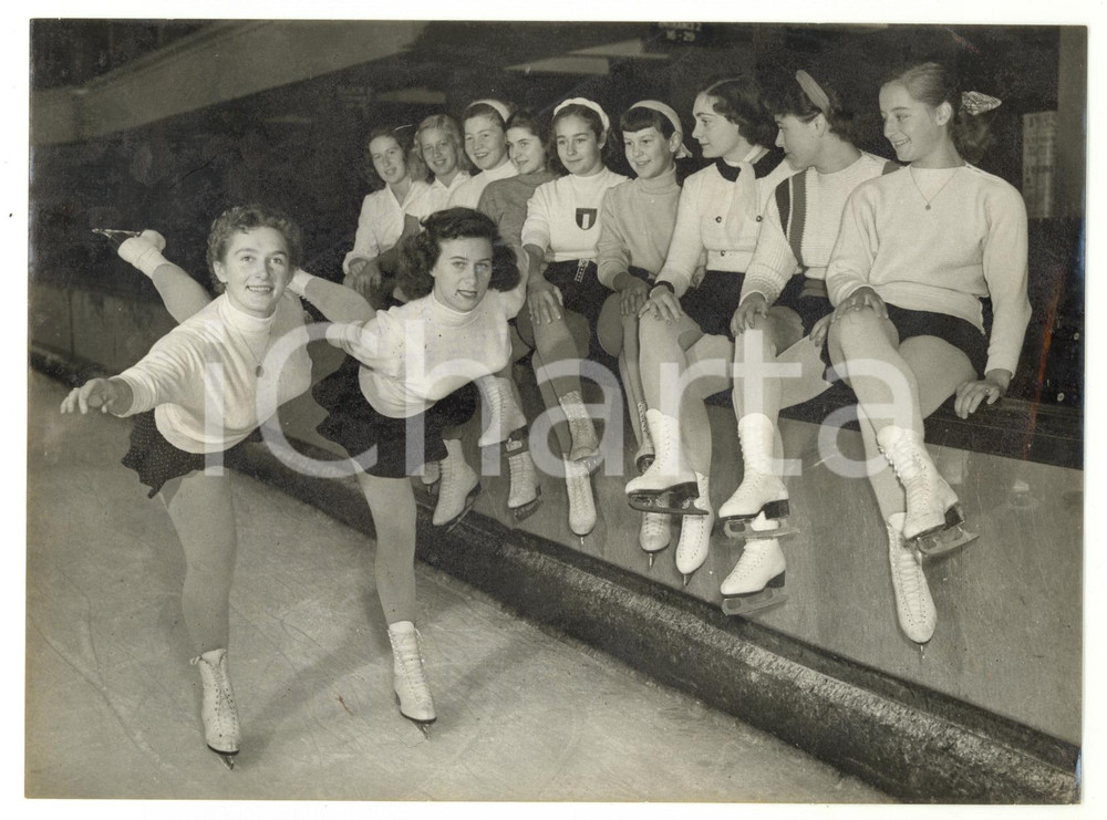 1953 LONDON Little skaters Georgette and Alice FISCHER practising *Photo 20x15