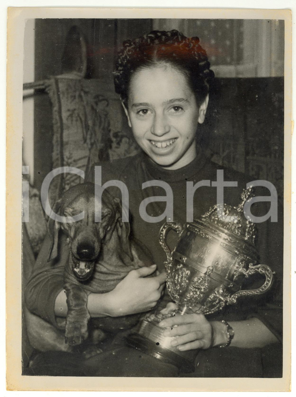 1953 KENSINGTON - LONDON Yvonne SUGDEN holding the Amateur Figure Skating Cup