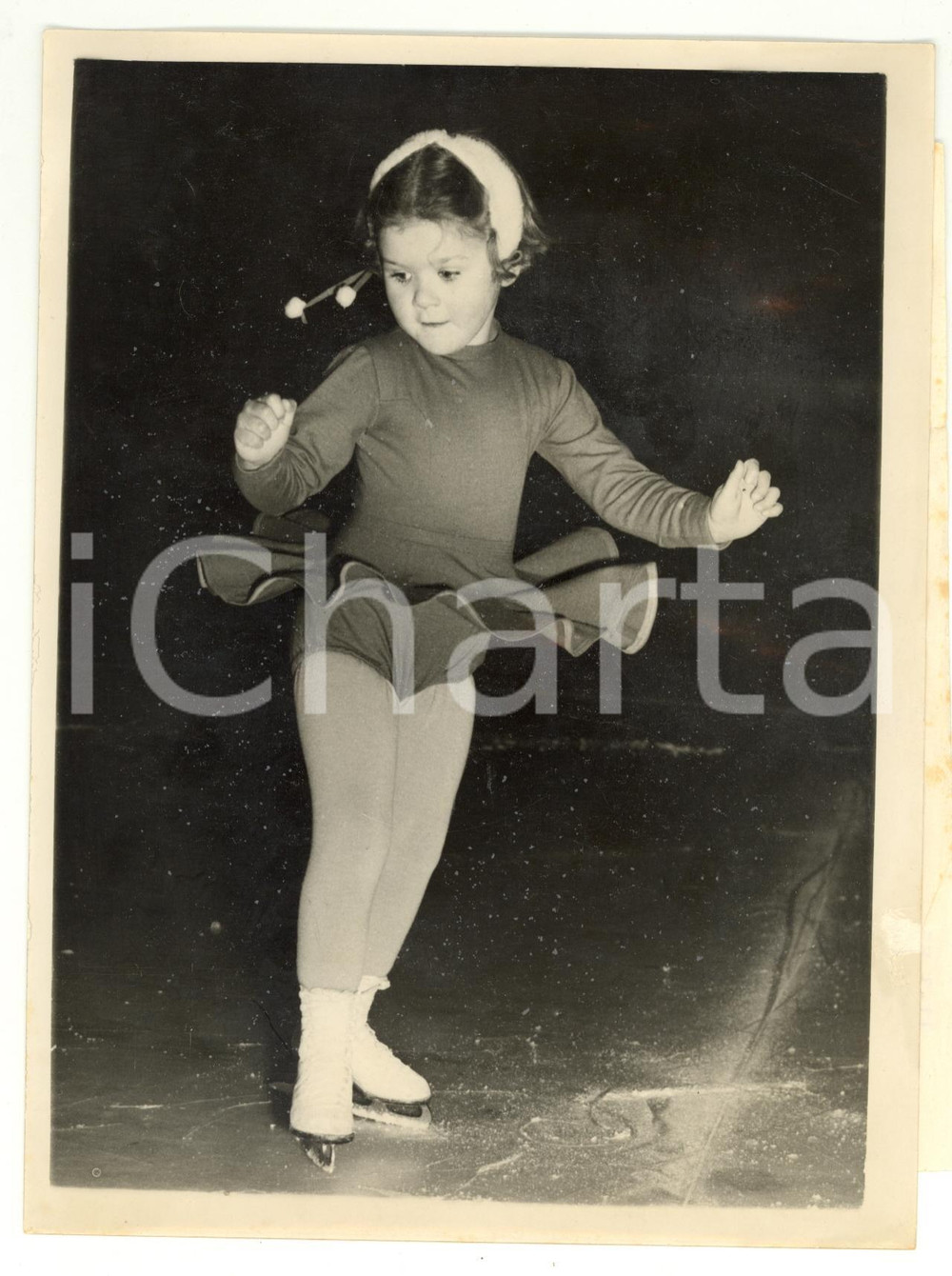1955 LONDON - SKATING Five-year-old Susan GREGORY training *Photo 15x20