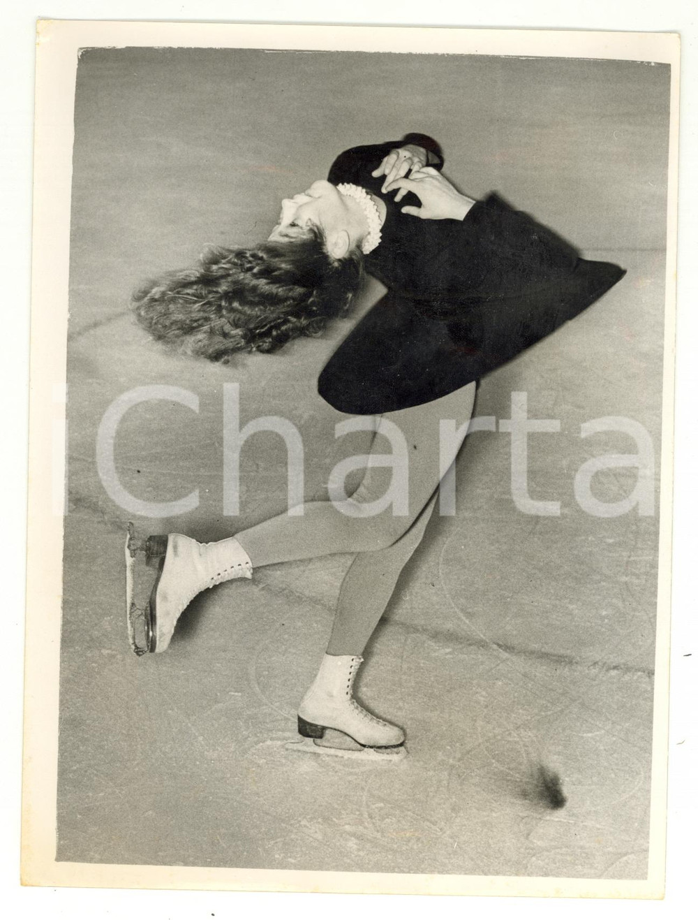 1953 STREATHAM - LONDON Skater Fiorella NEGRO training at the ice rink ^Photo Fotografia d'epoca con didascalia coeva al verso. CONDIZIONI: FAIR (piccole piegature e lieve sovraimpressione al centro) FORMATO: 15x20 cm    originale e autentica 1