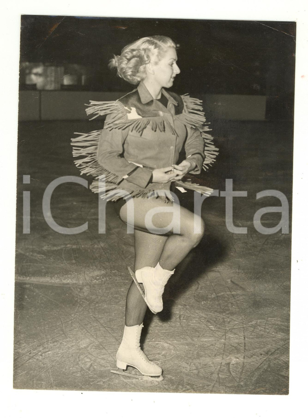 1953 LONDON "Humpty Dumpty on Ice" - Daphne WALKER playing a cowgirl *Photo