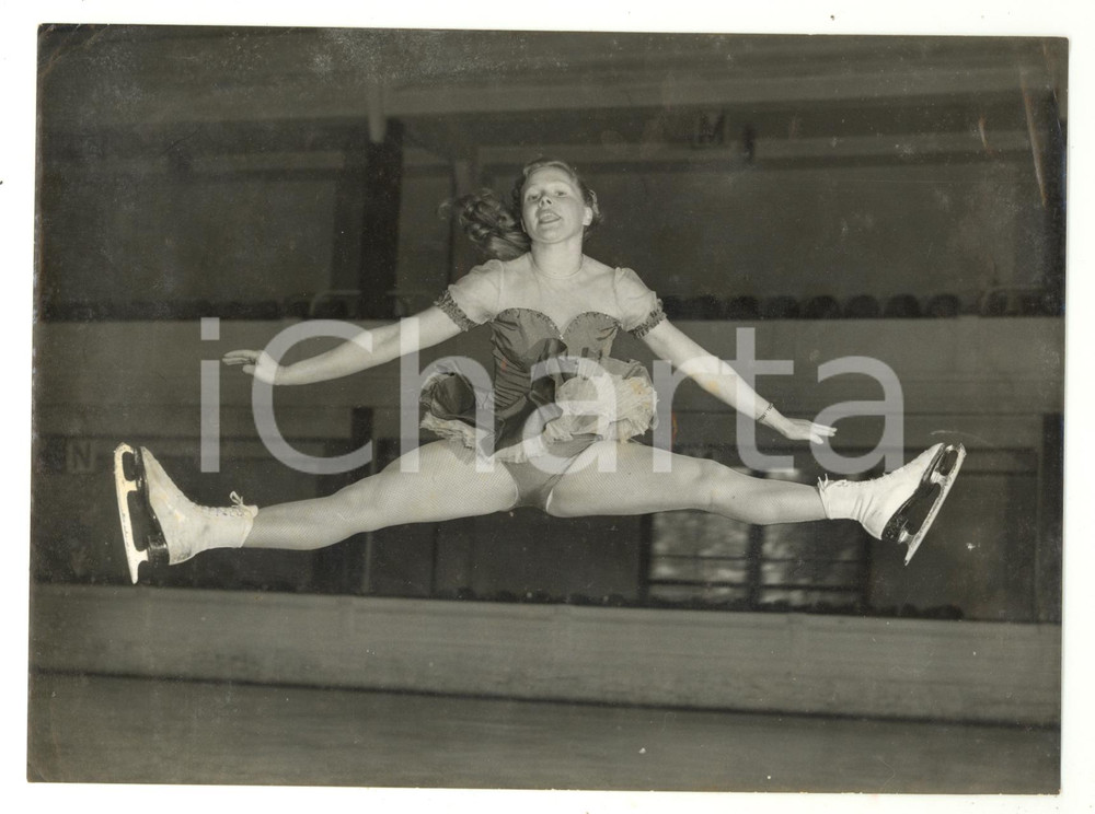 1953 RICHMOND - SKATING Nellie MAAS practising a mid-air splits *Photo 20x15 cm