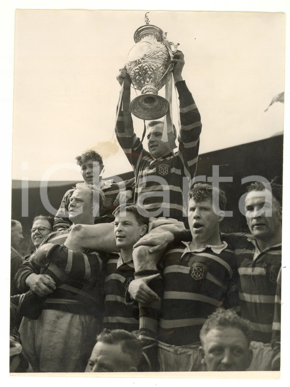 1953 LONDON RUGBY Huddersfield - St Helens 15-10 Russell PEPPERELL with the cup