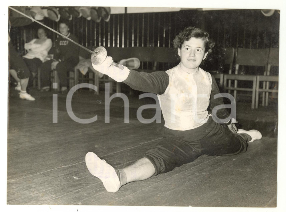1956 LONDON FENCING CLUB Alexandra ZABELINA training with the splits *Photo 